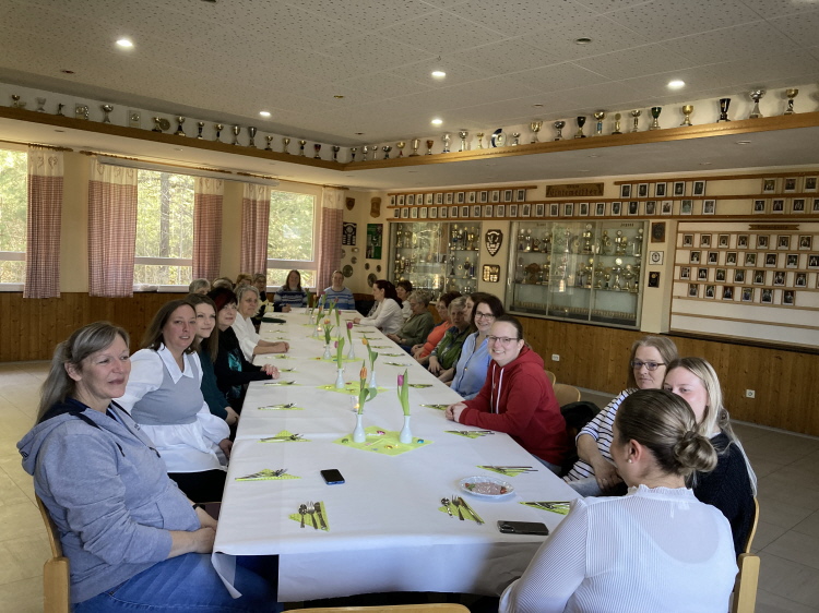 Janine und ihre Gäste an der Tafel
